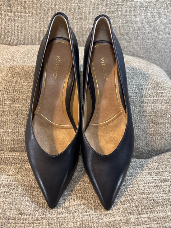 Vionic Shoes - Vionic Josie Pointed Toe Kitten Heel Pumps in black leather Size 8